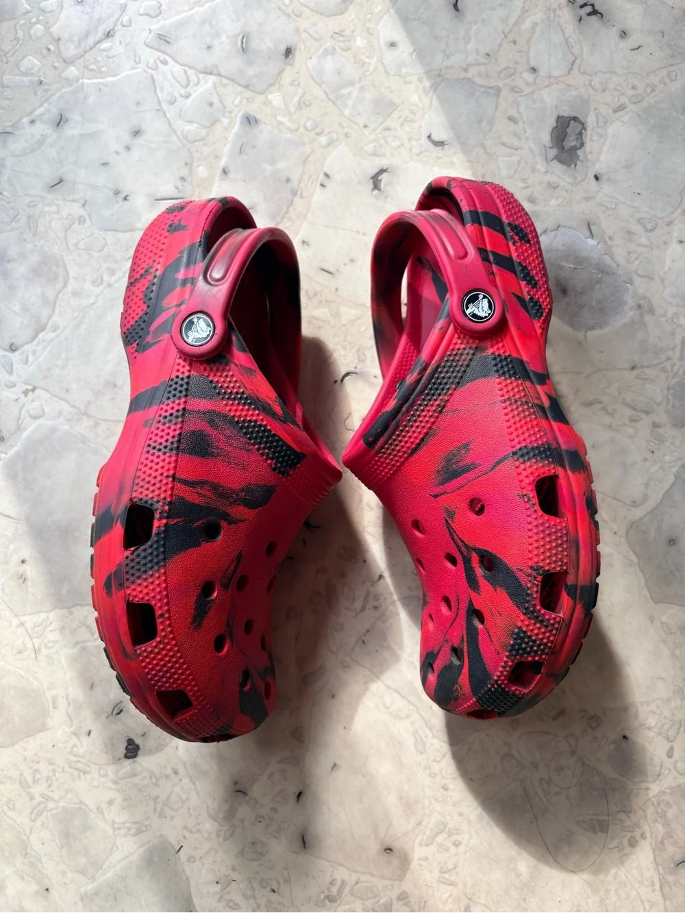 Crocs Classic Marbled Clogs – Men’s Size 8